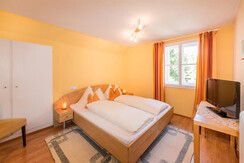 Schlafzimmer mit Flat-Screen und Radio