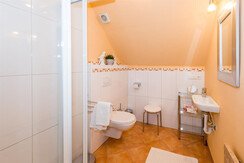 Badezimmer mit Dusche, WC, Fön