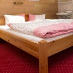 Foto van tweepersoonskamer warm en koud water