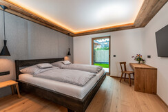 Alpenherzog Schlafzimmer 2 -- Almadel