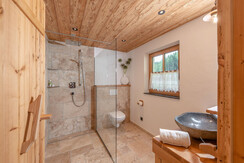 Barrierefreies Bade- und Schlafzimmer