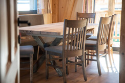 Almresort Sommerschnee Esstisch.