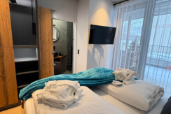 Schlafzimmer mit eigenem Bad und WC