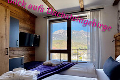 Schlafzimmer mit Blick auf das Dachsteingebirge