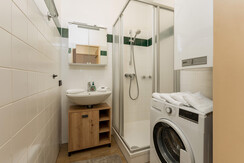 Badezimmer mit Waschmaschine