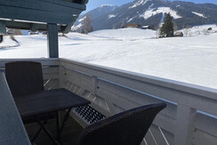 Balkon mit Blick Richtung 4-Berge Skischaukel