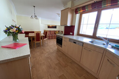 Lichtdurchflutete Küche mit Wohnbereich