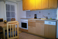 Küche mit Esstisch, TV und Balkon !