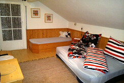 Schlafzimmer mit TV und Balkon !