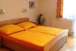 Apartment Gia - Zimmer vorne - Doppelbett