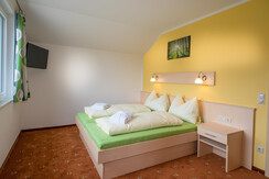 Schlafzimmer 1