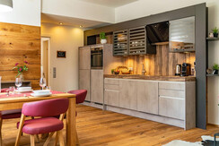 Koch- und Essbereich im Apartment Greisslerei