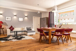 Großzügiger Wohnbereich im Apartment Greisslerei