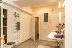 Geräumiges Badezimmer