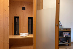 Bergwasser Diele mit Infrarotkabine Bücher Spiele