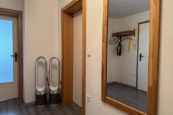 Alpenwelt Diele mit 2 Dyson Kühler Garderobe