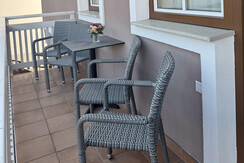 Alpenwelt Balkon zur Gartenseite