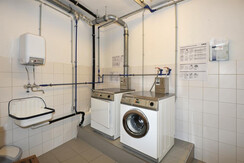 Waschküche mit Waschmaschine und Trockner