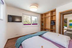 schlafzimmer1 mit badsicht ferienwohnung ahorn ram