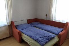 Ausgezogenes Schlafsofa im Wohnzimmer