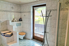 Gräumiges Badezimmer mit Zugang auf den Balkon