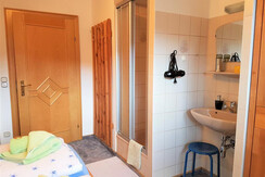 Schlafzimmer mit Dusche und Waschecke