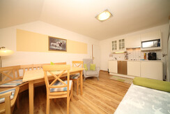 Esstisch und Küchenblock