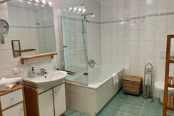 Badezimmer mit Bad und WC