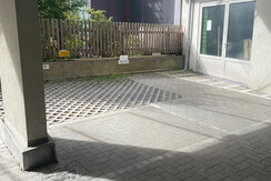 Eigener Stellplatz vor der Türe