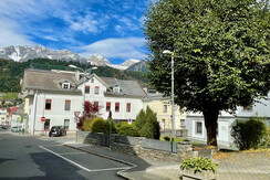 Im Zentrum von Schladming mit Blick auf den Dachst