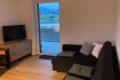 gemütliches Wohnzimmer mit Ausziehcouch