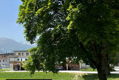 Blick auf die Ferienwohnung mit Bergkulisse