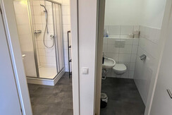 getrennte Dusche / WC