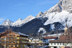 App13_View from living room to Dachstein