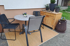 Sitzplatz vor dem Haus)