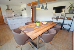 Stylish eat-in kitchen