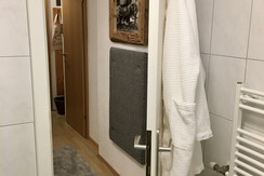 Blick aus dem Bad in den Vorraum Hansl