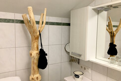 Bad Hansl mit Zirbenkleiderständer