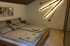 Ski im Schlafzimmer Appartement Finis