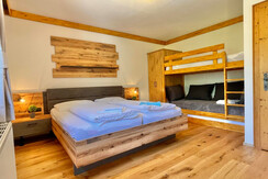 Schlafzimmer mit 3er Stockbett5