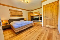 Schlafzimmer mit 3er Stockbett4