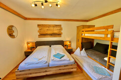 Schlafzimmer mit 3erStockbett