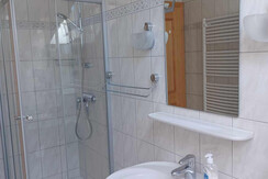 Bad mit Dusche und Badewanne