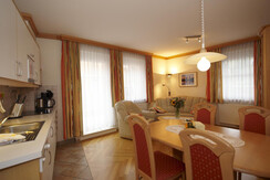 Küchenzeile mit Wohnraum