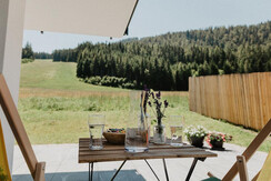 Terrasse Aublick hinter 2 Liegen