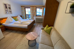 (9) Alpenblick_Appartement Dachstein_Schlafzimmer