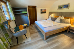 (13) Alpenblick_Appartement Dachstein_Schlafzimmer