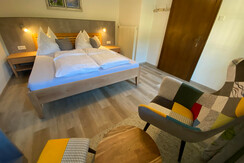 (14) Alpenblick_Appartement Dachstein_Schlafzimmer