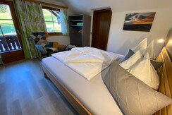(15) Alpenblick_Appartement Dachstein_Schlafzimmer