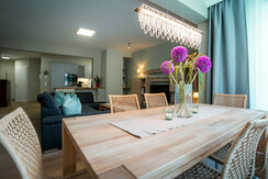 B7 - Esstisch und Blick zum Sofa und Küche